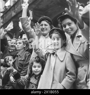 Transport des Pummerins von Linz nach Wien, Zuschauer in der Mariahilferstraße, 26.04.1952 - 19520426 PD0025 - Rechteinfo: Rights Managed (RM) Stockfoto