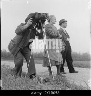 Transport des Pummerins von Linz nach Wien, Fotograf am Straßenrand, 26.04.1952 - 19520426 PD0021 - Rechteinfo: Rights Managed (RM) Stockfoto