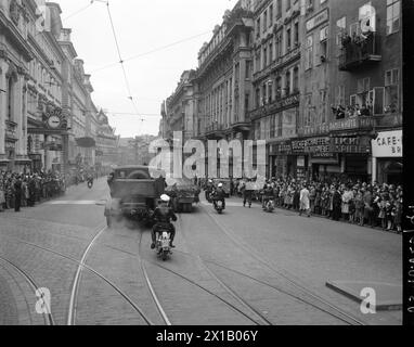 Transport des Pummerins von Linz nach Wien, in der Wiener Mariahilferstraße, 26.04.1952 - 19520426 PD0031 - Rechteinfo: Rights Managed (RM) Stockfoto