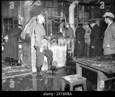 Feuer, Feuerwehrmann bei der Ermittlung der Brandursache für die Brandbekämpfung in der Spritzlackiererei des Funkwerks Kapsch and Sons, 22.01.1953 - 19530122 PD0026 - Rechteinfo: Rights Managed (RM) Stockfoto