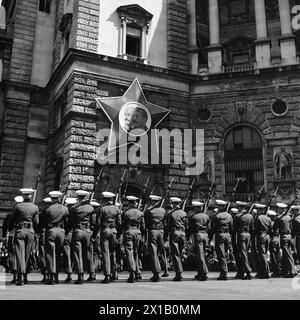 Verbündete, Aufsteigen der Wache und Übergabe der Stadtkommandos aus dem Sowjetischen bei der amerikanischen Einheit auf dem Heldenplatz in Wien. Amerikanische Formation vor dem sowjetischen Kommandantenbüro im linken Seitenflügel der neuen Hofburg, 01.09.1954 - 19540901 PD0033 - Rechteinfo: Rights Managed (RM) Stockfoto