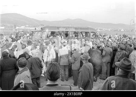 Homecomer - Bad Voeslau - im Bus, vom Bus, vom Homecomer - Bad Voeslau - im Bus, vom Bus umgeben von einem Publikumsfotografen, 1955 - 19550101 PD4953 - Rechteinfo: Rights Managed (RM) Stockfoto