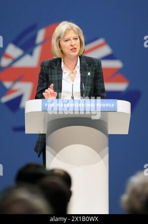 Außenministerin Theresa May spricht während der Konservativen Konferenz 2013 in Manchester Central vor den Delegierten. Stockfoto