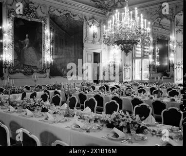 Unterzeichnung des österreichischen vertrages, Unterzeichnung des österreichischen vertrages. Nach Empfang im Schloss Schönbrunn: Festliche Abdecktafel, 15.05.1955 - 19550515 PD0099 - Rechteinfo: Rights Managed (RM) Stockfoto