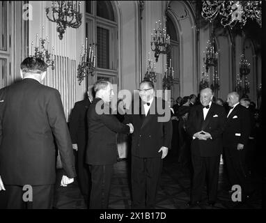 Unterzeichnung des österreichischen vertrages, Unterzeichnung des österreichischen vertrages. Nach Empfang im Schloss Schönbrunn: Antoine Pinay ist von Julius Raab Welcome, 15.05.1955 - 19550515 PD0105 - Rechteinfo: Rights Managed (RM) Stockfoto