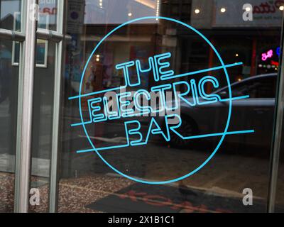 Elektrisches blaues Neonschild für die Electric Bar in Komedia, Westgate Street, Bath Somerset. Stockfoto