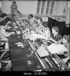 Der Telefonist sitzt an einem langen Tisch, der Telefonist sitzt an einem langen Tisch und spielt. Telefon vollautomatisch, 1956 - 19560101 PD2740 - Rechteinfo: Rights Managed (RM) Stockfoto