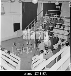 Studenten, Arzt im Hörsaal, technisches Gerät, Studenten, Arzt im Hörsaal, technisches Gerät. Farbfernsehen im Dienst der Medizin, 15.02.1957 - 19570215 PD0010 - Rechteinfo: Rights Managed (RM) Stockfoto