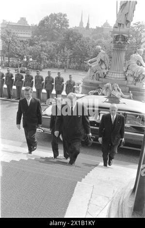 Bundespräsident Schaerf auf dem Weg zur Vereidigung im parlament, Bundespräsident Schaerf geht mit drei Männern die Treppe zum parlament nach oben. Auf dem Bahnsteig steht eine schwarze Limousine, hinter einem Spalier der Streitkräfte., 22.05.1957 - 19570522 PD0020 - Rechteinfo: Rights Managed (RM) Stockfoto