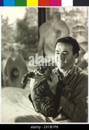 Bertoni, Wander (1925-), sitzend, gestreifte Katze vor dem Körper, Skulpturen im Hintergrund, 02.07.1957 - 19570702 PD0307 - Rechteinfo: Rights Managed (RM) Stockfoto