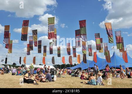 Während des WOMAD Festivals 2013 im Charlton Park in Wiltshire genießen die Menschen die Sonne. Stockfoto