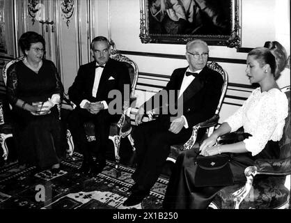 Bundespräsident Jonah empfängt das fürstliche Paar Monégasque, von links: Margarethe Jonas, Graf Rainier, Franz Jonas und Grazia Patricia. Sitting together, Every Look on Grazia Patricia., 09.10.1965 - 19651009 PD0001 - Rechteinfo: Rights Managed (RM) Stockfoto