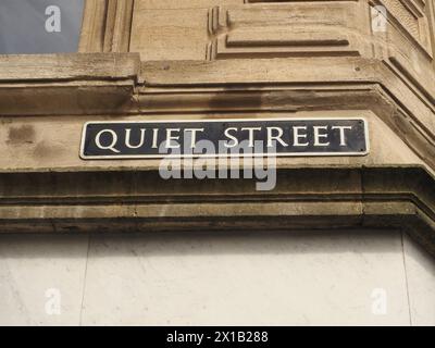 Das Straßenschild 'Quiet Street' befindet sich auf dem georgianischen Steingebäude in Bath, Somerset. Stockfoto