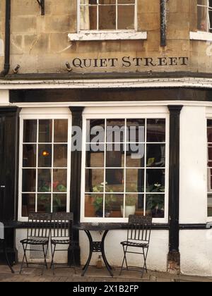 Die Worte „Quiet Street“ wurden in Mauerwerk über der Fassade des öffentlichen Hauses in Bath, Somerset, gemeißelt. Themen: Georgisch, Sandstein, Mauerwerk Stockfoto