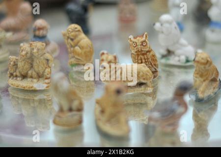 Kleine Tierschmuck zum Verkauf während des WOMAD Festivals 2013 im Charlton Park in Wiltshire. Stockfoto