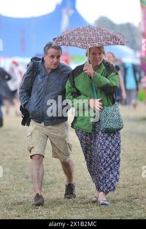 Während des WOMAD Festivals 2013, das im Charlton Park in Wiltshire stattfindet, werden die Festivalbesucher vor Regen geschützt. Stockfoto