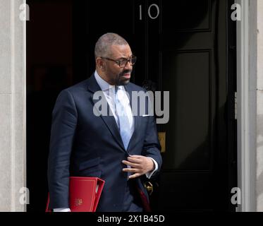 Downing Street, London, Großbritannien. April 2024. James cleverly Abgeordneter, Staatssekretär für das Innenministerium, Innenminister verlässt 10 Downing Street nach wöchentlicher Kabinettssitzung. Quelle: Malcolm Park/Alamy Live News Stockfoto