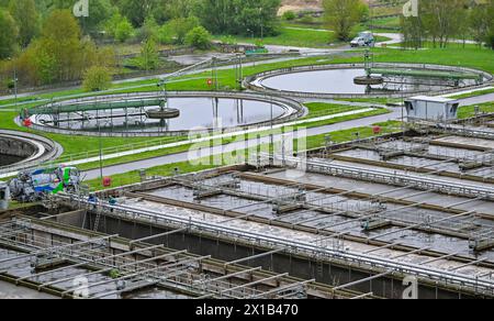 16. April 2024, Brandenburg, Münchehofe: Blick von einem Turm auf die Kläranlage Münchehofe der Berliner Wasserbetriebe. Die Kläranlage Münchehofe befindet sich im brandenburgischen Stadtteil Märkisch-Oderland nahe der Landesgrenze zu Berlin. Auch das Abwasser der Firma Tesla wird hier im Auftrag des Wasserverbandes Strausberg-Erkner (WSE) behandelt. Foto: Patrick Pleul/dpa Stockfoto