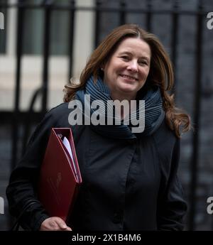 Downing Street, London, Großbritannien. April 2024. Gillian Keegan, Parlamentsabgeordneter des Bildungsministeriums, verlässt die Downing Street 10 nach einer wöchentlichen Kabinettssitzung. Quelle: Malcolm Park/Alamy Live News Stockfoto