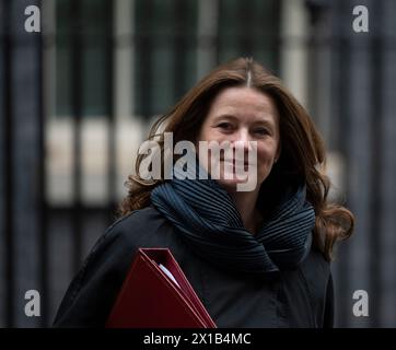 Downing Street, London, Großbritannien. April 2024. Gillian Keegan, Parlamentsabgeordneter des Bildungsministeriums, verlässt die Downing Street 10 nach einer wöchentlichen Kabinettssitzung. Quelle: Malcolm Park/Alamy Live News Stockfoto