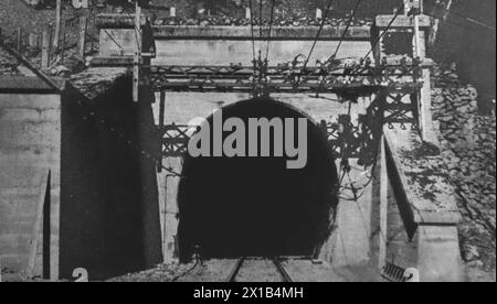 Eintritt zum Otira Tunnel, New Zealand Government Railways. Foto von W. W. Stewart. Aus einer Originalveröffentlichung vom 15. Mai 1924 gibt dies einen Einblick in den öffentlichen Verkehr und insbesondere die Eisenbahn der 1920er Jahre Stockfoto