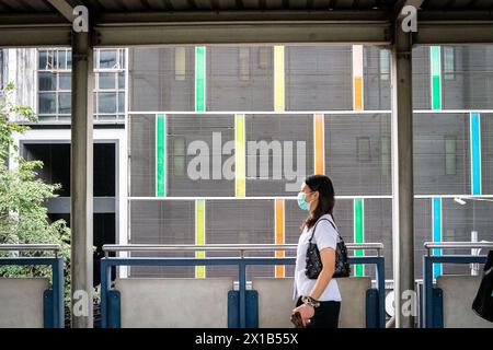 Fußgänger, die an der Skytrain-Station Sala Daeng BTS im Silom-Viertel von Bangkok, Thailand, spazieren gehen. Stockfoto