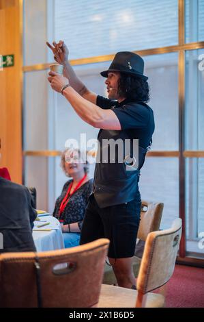 Kaffeeverkostung von David, Spezialist des Projekts „Activando Cafe“ im Alfonso Hotel, Saragoza, Spanien Stockfoto