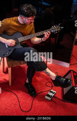 Jabier Kahnwald - Ekhabel - Live-Auftritt bei der Kaffeeverkostung durch den Spezialisten „Activando Cafe“ im Alfonso Hotel, Zaragoza, Spanien Stockfoto