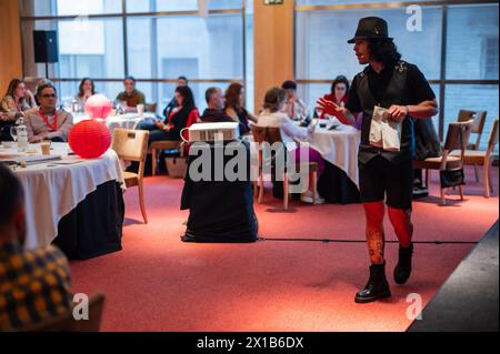 Kaffeeverkostung von David, Spezialist des Projekts „Activando Cafe“ im Alfonso Hotel, Saragoza, Spanien Stockfoto