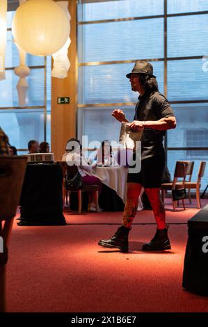 Kaffeeverkostung von David, Spezialist des Projekts „Activando Cafe“ im Alfonso Hotel, Saragoza, Spanien Stockfoto