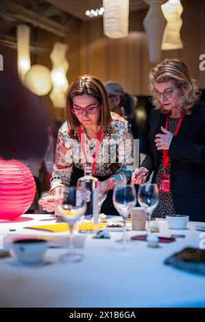 Kaffeeverkostung von David, Spezialist des Projekts „Activando Cafe“ im Alfonso Hotel, Saragoza, Spanien Stockfoto