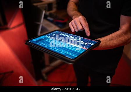 Tontechniker steuert den Tisch während der Kaffeeverkostung von David, Spezialist des Projekts „Activando Cafe“ im Alfonso Hotel in Zaragoza Stockfoto