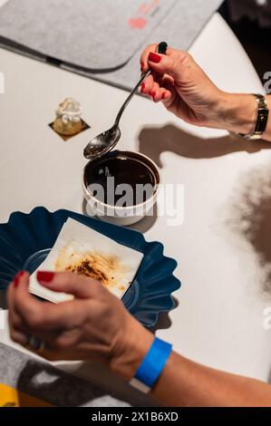 Kaffeeverkostung von David, Spezialist des Projekts „Activando Cafe“ im Alfonso Hotel, Saragoza, Spanien Stockfoto