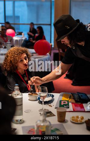 Kaffeeverkostung von David, Spezialist des Projekts „Activando Cafe“ im Alfonso Hotel, Saragoza, Spanien Stockfoto