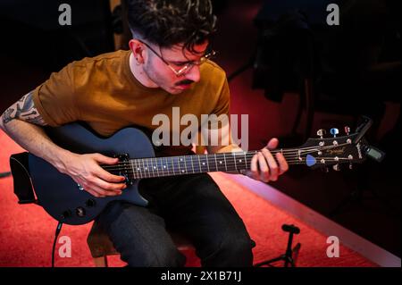 Jabier Kahnwald - Ekhabel - Live-Auftritt bei der Kaffeeverkostung durch den Spezialisten „Activando Cafe“ im Alfonso Hotel, Zaragoza, Spanien Stockfoto