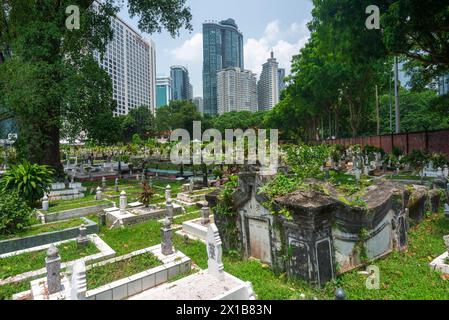 Kuala Lumpur, Malaysia-16. April 2023: Versteckt vor Jln Ampang und durch eine Autobahn von Kampung Baru getrennt, ist eine der ältesten muslimischen Grabstätten von KL. I Stockfoto
