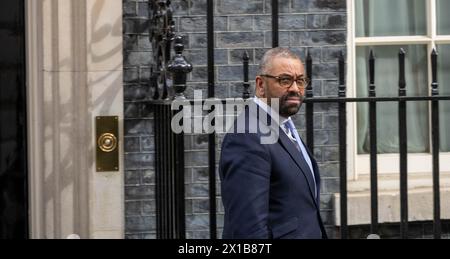 London, Großbritannien. April 2024. James cleverly, Innenminister, verlässt Kabinettssitzung in der Downing Street 10 London. Quelle: Ian Davidson/Alamy Live News Stockfoto