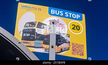 Gelbe Bushaltestelle für Sightseeing-Busse in Funchal, Madeira, Portugal. Stockfoto