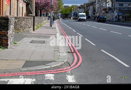 Brighton Großbritannien 16. April 2024 - Lewes Road in Brighton, eine der Straßen in der Stadt, auf denen die Red Route vom Brighton & Hove City Council for Mobility Regeln für die Nichtbehaltung von Anhalten zu jeder Zeit eingeführt wurden. Zwei rote Linien wurden entlang der Straßen markiert, um antisoziales Parken zu bekämpfen, aber einige Unternehmen sind mit den Einschränkungen unzufrieden: Credit Simon Dack / Alamy Live News Stockfoto