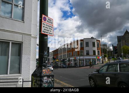 Brighton Großbritannien 16. April 2024 - Lewes Road in Brighton, eine der Straßen in der Stadt, auf denen die Red Route vom Brighton & Hove City Council for Mobility Regeln für die Nichtbehaltung von Anhalten zu jeder Zeit eingeführt wurden. Zwei rote Linien wurden entlang der Straßen markiert, um antisoziales Parken zu bekämpfen, aber einige Unternehmen sind mit den Einschränkungen unzufrieden: Credit Simon Dack / Alamy Live News Stockfoto