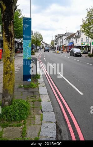 Brighton Großbritannien 16. April 2024 - Lewes Road in Brighton, eine der Straßen in der Stadt, auf denen die Red Route vom Brighton & Hove City Council for Mobility Regeln für die Nichtbehaltung von Anhalten zu jeder Zeit eingeführt wurden. Zwei rote Linien wurden entlang der Straßen markiert, um antisoziales Parken zu bekämpfen, aber einige Unternehmen sind mit den Einschränkungen unzufrieden: Credit Simon Dack / Alamy Live News Stockfoto