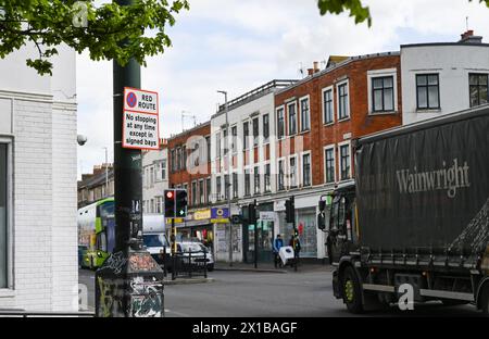 Brighton Großbritannien 16. April 2024 - Lewes Road in Brighton, eine der Straßen in der Stadt, auf denen die Red Route vom Brighton & Hove City Council for Mobility Regeln für die Nichtbehaltung von Anhalten zu jeder Zeit eingeführt wurden. Zwei rote Linien wurden entlang der Straßen markiert, um antisoziales Parken zu bekämpfen, aber einige Unternehmen sind mit den Einschränkungen unzufrieden: Credit Simon Dack / Alamy Live News Stockfoto