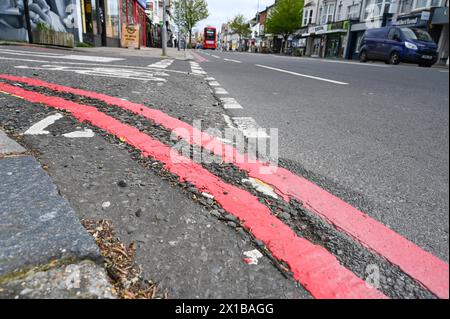 Brighton Großbritannien 16. April 2024 - Lewes Road in Brighton, eine der Straßen in der Stadt, auf denen die Red Route vom Brighton & Hove City Council for Mobility Regeln für die Nichtbehaltung von Anhalten zu jeder Zeit eingeführt wurden. Zwei rote Linien wurden entlang der Straßen markiert, um antisoziales Parken zu bekämpfen, aber einige Unternehmen sind mit den Einschränkungen unzufrieden: Credit Simon Dack / Alamy Live News Stockfoto