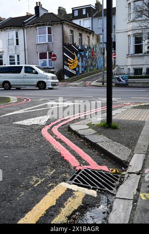 Brighton Großbritannien 16. April 2024 - Lewes Road in Brighton, eine der Straßen in der Stadt, auf denen die Red Route vom Brighton & Hove City Council for Mobility Regeln für die Nichtbehaltung von Anhalten zu jeder Zeit eingeführt wurden. Zwei rote Linien wurden entlang der Straßen markiert, um antisoziales Parken zu bekämpfen, aber einige Unternehmen sind mit den Einschränkungen unzufrieden: Credit Simon Dack / Alamy Live News Stockfoto