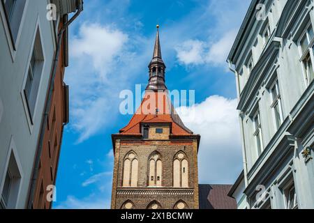 Westwerk der Marienkirche in der historischen Altstadt von Rostock, Mecklenburg-Vorpommern. Stockfoto