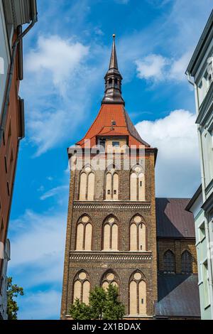 Westwerk der Marienkirche in der historischen Altstadt von Rostock, Mecklenburg-Vorpommern. Stockfoto