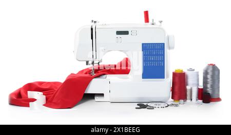 Nähmaschine mit Stoff und Bastelzubehör isoliert auf weiß Stockfoto