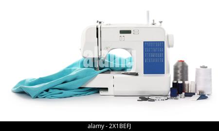 Nähmaschine mit Stoff und Bastelzubehör isoliert auf weiß Stockfoto