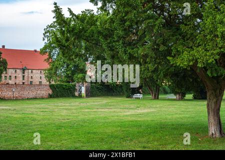 Schloss Dargun und Kloster aus dem späten 17. Jahrhundert in seiner heutigen Form, Mecklenburg-Vorpommern. Stockfoto