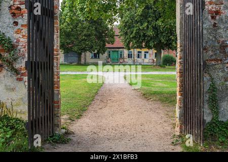 Schloss Dargun und Kloster aus dem späten 17. Jahrhundert in seiner heutigen Form, Mecklenburg-Vorpommern. Stockfoto